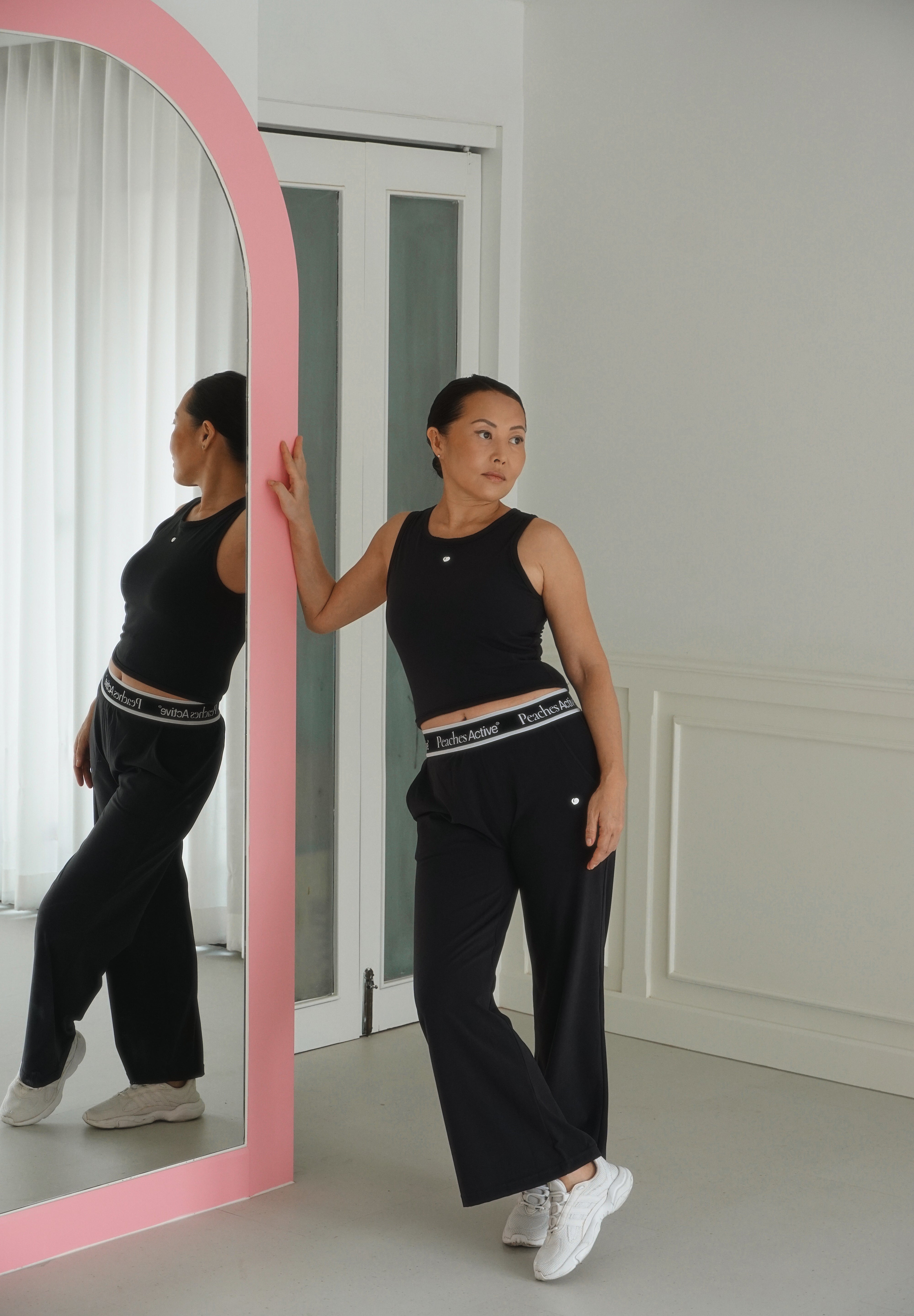 Flyaway UltraSculpt Cropped Top with Built-In Bra – Black Edition