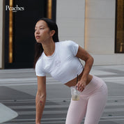 Peaches Active เสื้อครอปบราในตัว คริสตัลโลโก้ Peaches Baby Tee ฟองน้ำถอดได้ ซัพพอร์ตสูง เสื้อออกกำลังกายผู้หญิง Limited
